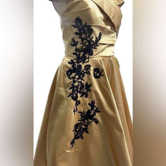 NWT, beautiful green satin retro gown - Picture 9 of 11